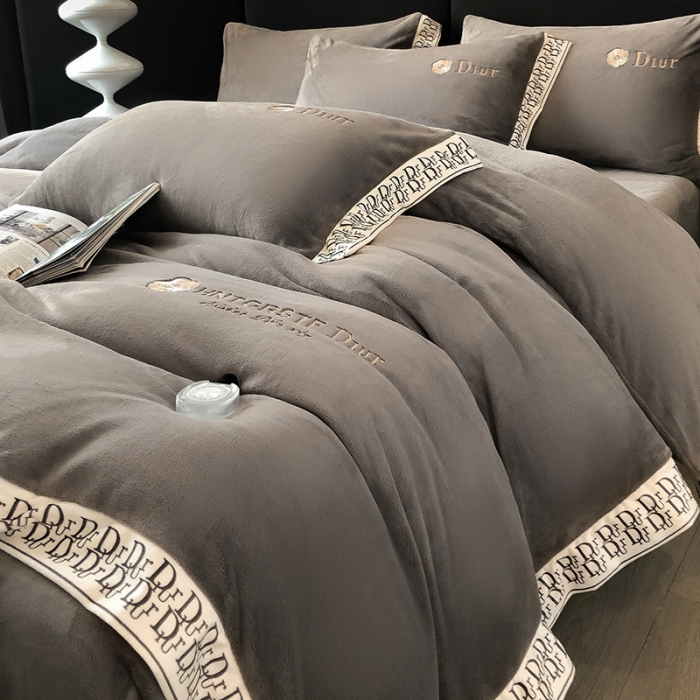 91家纺网 家纺一手货源 找家纺 露梦 2025新款高克重牛奶绒刺绣四件套-简素 （风格一）简素-高级灰