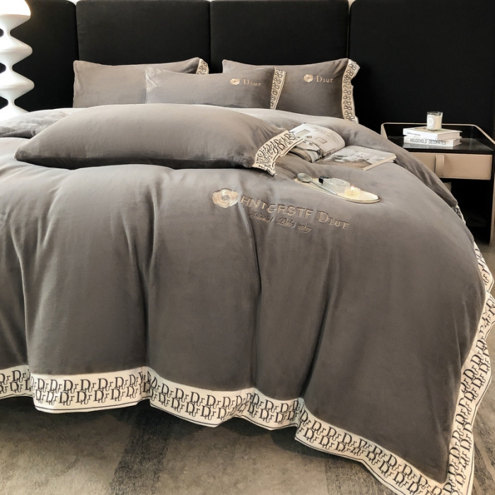 91家纺网 家纺一手货源 找家纺 露梦 2025新款高克重牛奶绒刺绣四件套-简素 （风格一）简素-高级灰