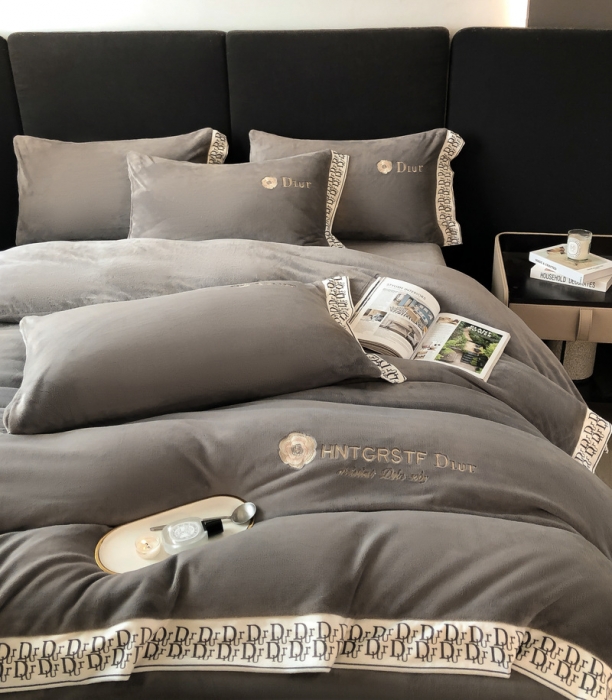 91家纺网 家纺一手货源 找家纺 露梦 2025新款高克重牛奶绒刺绣四件套-简素 （风格一）简素-高级灰