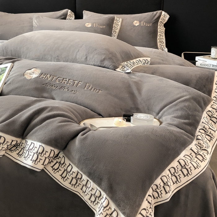 91家纺网 家纺一手货源 找家纺 露梦 2025新款高克重牛奶绒刺绣四件套-简素 （风格一）简素-高级灰