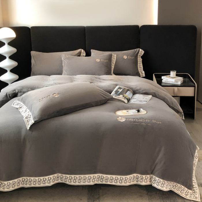91家纺网 家纺一手货源 找家纺 露梦 2025新款高克重牛奶绒刺绣四件套-简素 （风格一）简素-高级灰