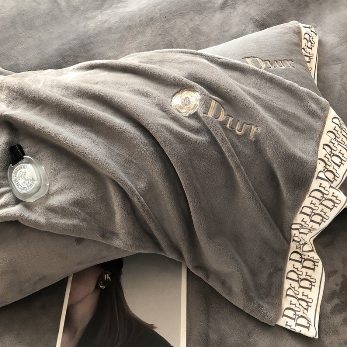 91家纺网 家纺一手货源 找家纺 露梦 2025新款高克重牛奶绒刺绣四件套-简素 （风格一）简素-高级灰