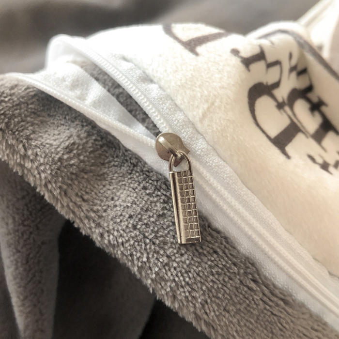 91家纺网 家纺一手货源 找家纺 露梦 2025新款高克重牛奶绒刺绣四件套-简素 （风格一）简素-高级灰