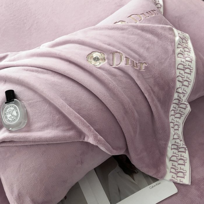 91家纺网 家纺一手货源 找家纺 露梦 2025新款高克重牛奶绒刺绣四件套-简素 （风格一）简素-香芋紫