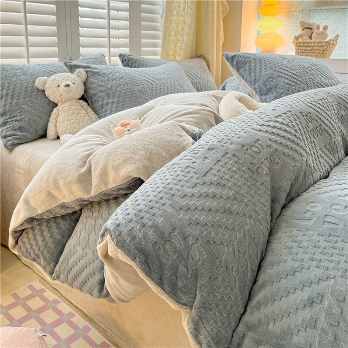 91家纺网 家纺一手货源 找家纺 古吉梦 2023新款雕花绒四件套-简爱 高级灰+香草灰