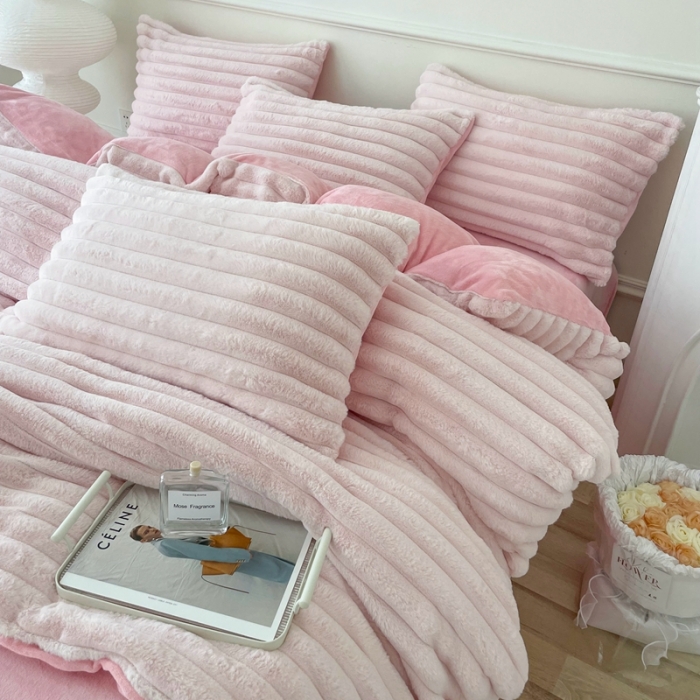 91家纺网 家纺一手货源 找家纺 畅畅家纺 2023新款兔毛绒兔兔绒懒兔绒立体剪花牛奶绒四件套 波浪-浅粉