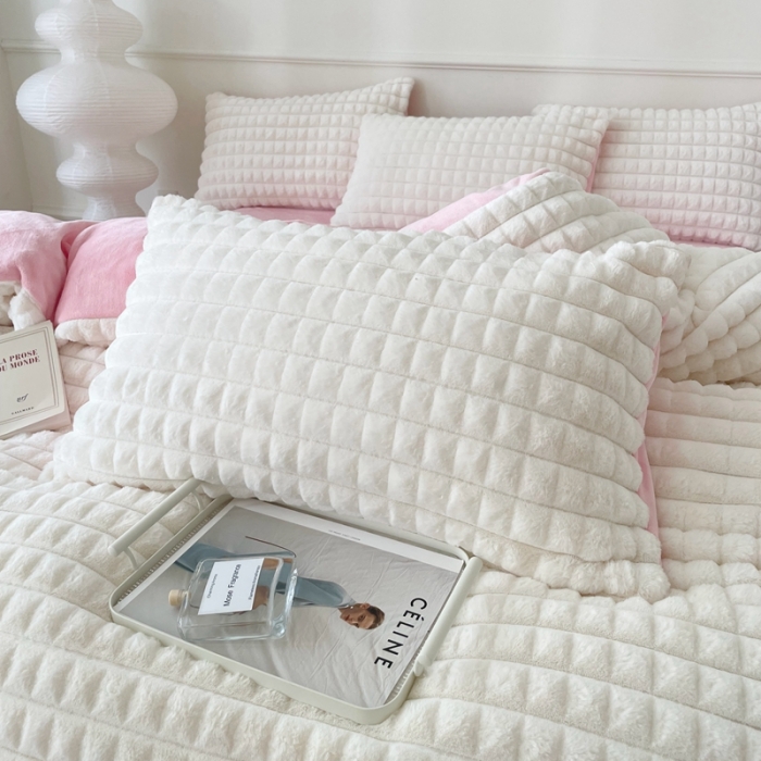 91家纺网 家纺一手货源 找家纺 畅畅家纺 2023新款兔毛绒兔兔绒懒兔绒立体剪花牛奶绒四件套 泡芙格-白+粉