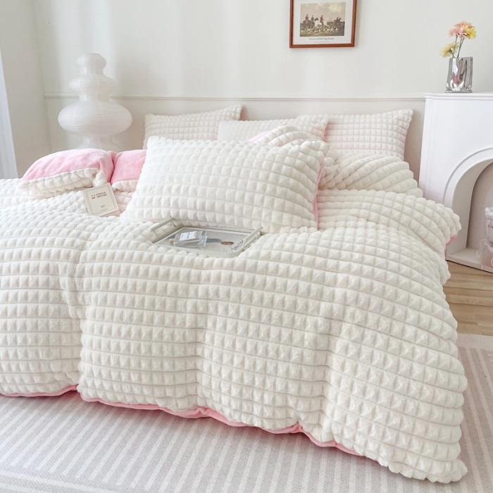 91家纺网 家纺一手货源 找家纺 畅畅家纺 2023新款兔毛绒兔兔绒懒兔绒立体剪花牛奶绒四件套 泡芙格-白+粉