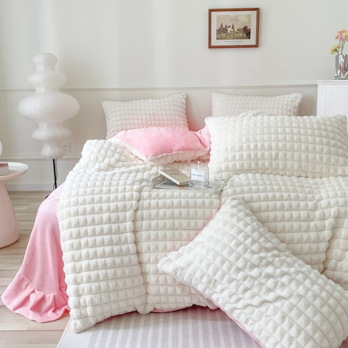 91家纺网 家纺一手货源 找家纺 畅畅家纺 2023新款兔毛绒兔兔绒懒兔绒立体剪花牛奶绒四件套 泡芙格-白+粉