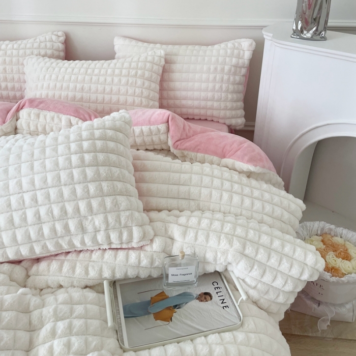 91家纺网 家纺一手货源 找家纺 畅畅家纺 2023新款兔毛绒兔兔绒懒兔绒立体剪花牛奶绒四件套 泡芙格-白+粉