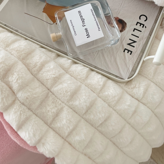 91家纺网 家纺一手货源 找家纺 畅畅家纺 2023新款兔毛绒兔兔绒懒兔绒立体剪花牛奶绒四件套 泡芙格-白+粉