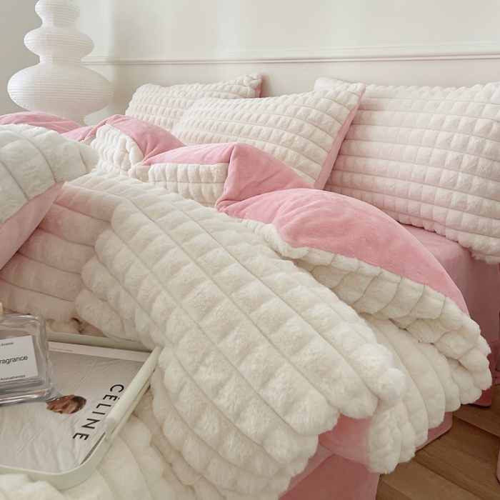 91家纺网 家纺一手货源 找家纺 畅畅家纺 2023新款兔毛绒兔兔绒懒兔绒立体剪花牛奶绒四件套 泡芙格-白+粉