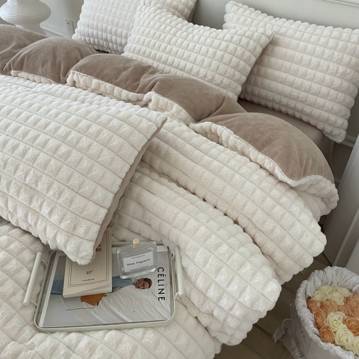 91家纺网 家纺一手货源 找家纺 畅畅家纺 2023新款兔毛绒兔兔绒懒兔绒立体剪花牛奶绒四件套 泡芙格-白+咖