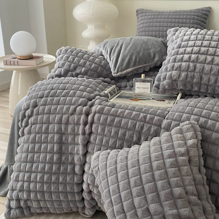 91家纺网 家纺一手货源 找家纺 畅畅家纺 2023新款兔毛绒兔兔绒懒兔绒立体剪花牛奶绒四件套 泡芙格-灰