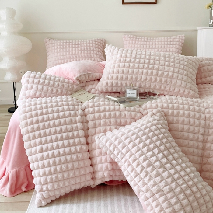 91家纺网 家纺一手货源 找家纺 畅畅家纺 2023新款兔毛绒兔兔绒懒兔绒立体剪花牛奶绒四件套 泡芙格-浅粉