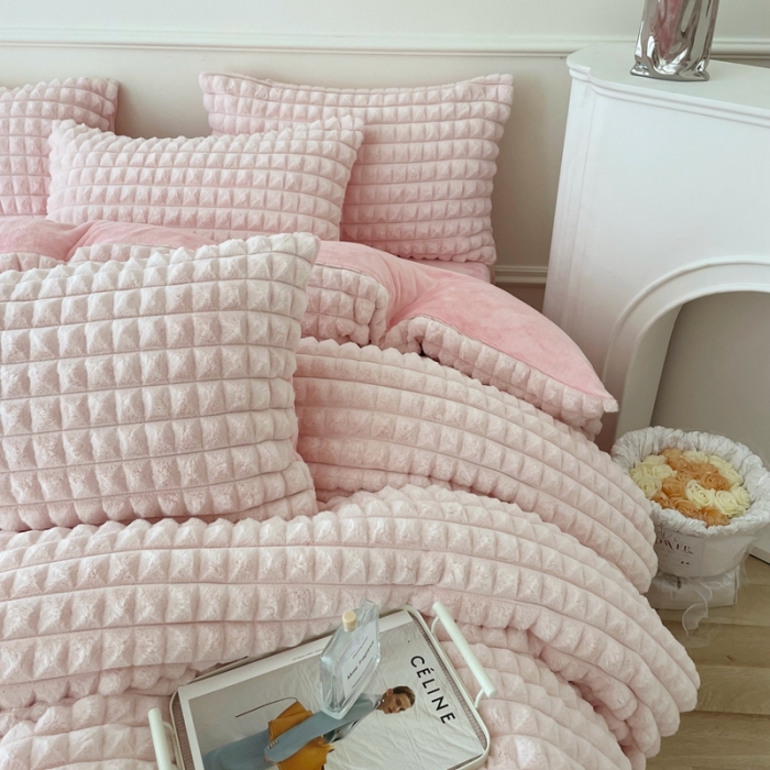 91家纺网 家纺一手货源 找家纺 畅畅家纺 2023新款兔毛绒兔兔绒懒兔绒立体剪花牛奶绒四件套 泡芙格-浅粉