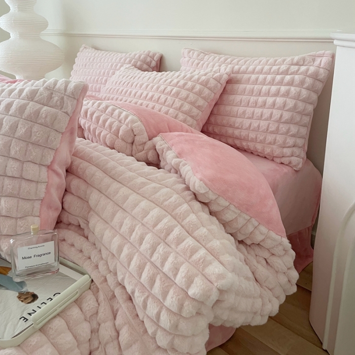 91家纺网 家纺一手货源 找家纺 畅畅家纺 2023新款兔毛绒兔兔绒懒兔绒立体剪花牛奶绒四件套 泡芙格-浅粉