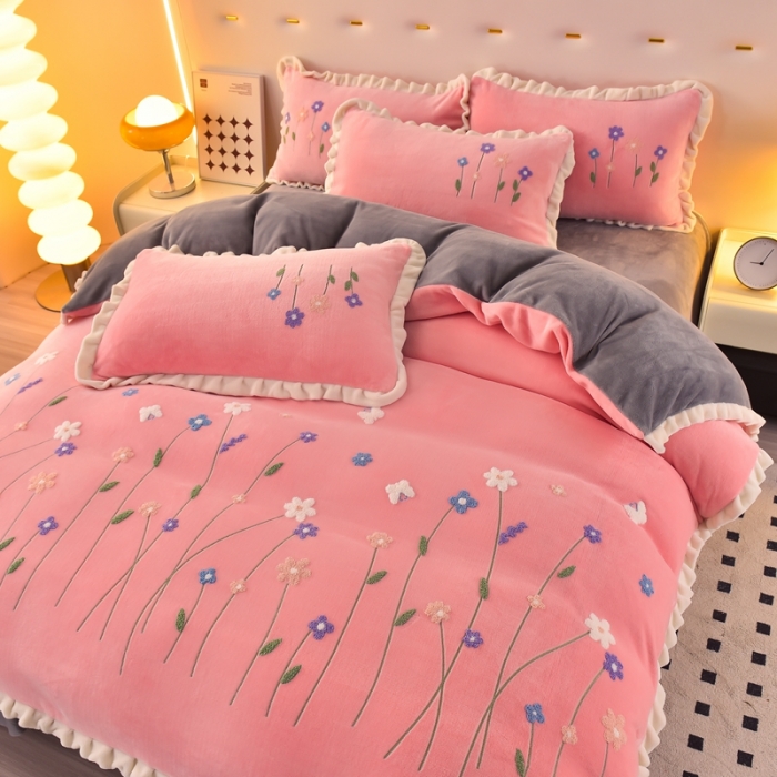 91家纺网 家纺一手货源 找家纺 畅畅 2024新款加厚韩版花卉牛奶绒刺绣花四件套婴儿兔毛绒繁花似锦 繁花似锦-粉+灰