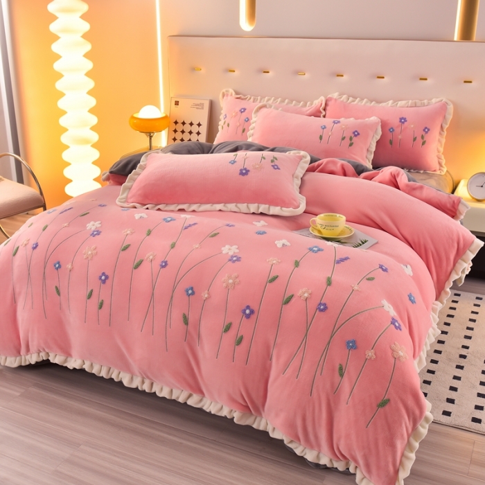 91家纺网 家纺一手货源 找家纺 畅畅 2024新款加厚韩版花卉牛奶绒刺绣花四件套婴儿兔毛绒繁花似锦 繁花似锦-粉+灰