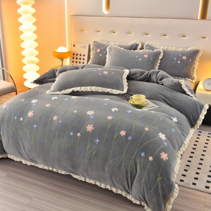 91家纺网 家纺一手货源 找家纺 畅畅 2024新款加厚韩版花卉牛奶绒刺绣花四件套婴儿兔毛绒繁花似锦 繁花似锦-高级灰