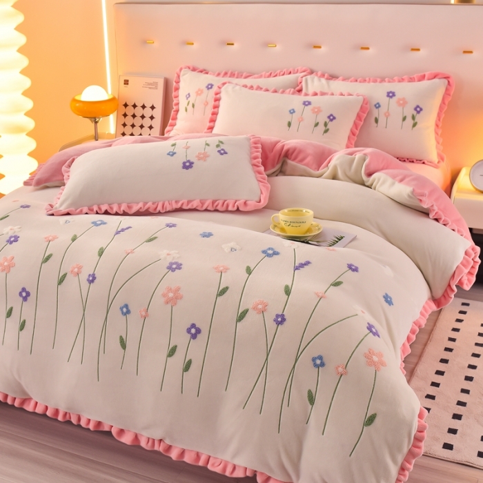 91家纺网 家纺一手货源 找家纺 畅畅 2024新款加厚韩版花卉牛奶绒刺绣花四件套婴儿兔毛绒繁花似锦 繁花似锦-奶白+粉