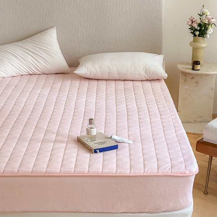 91家纺网 家纺一手货源 找家纺 三味舒屋 2024新款牛奶绒夹棉床笠 方格冰激淋粉