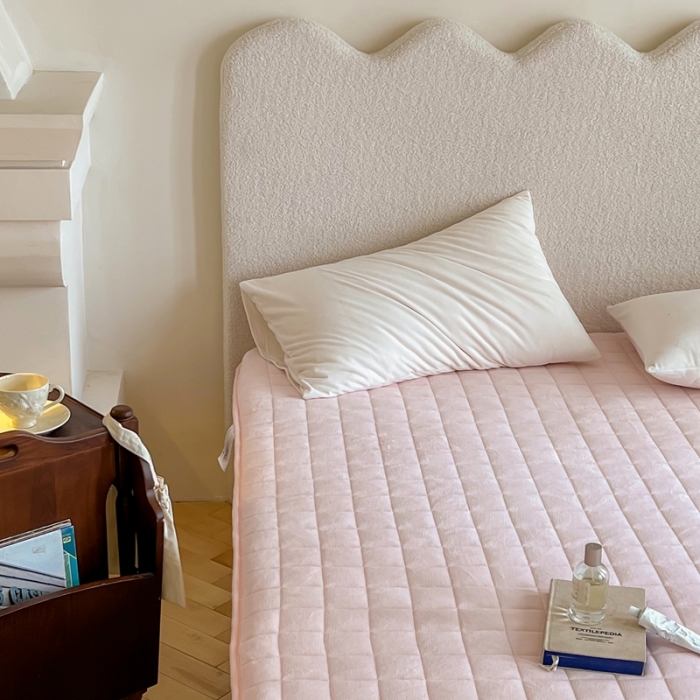 91家纺网 家纺一手货源 找家纺 三味舒屋 2024新款牛奶绒夹棉床笠 方格冰激淋粉