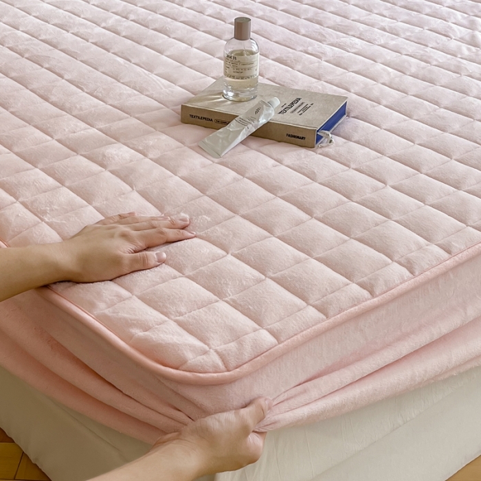 91家纺网 家纺一手货源 找家纺 三味舒屋 2024新款牛奶绒夹棉床笠 方格冰激淋粉