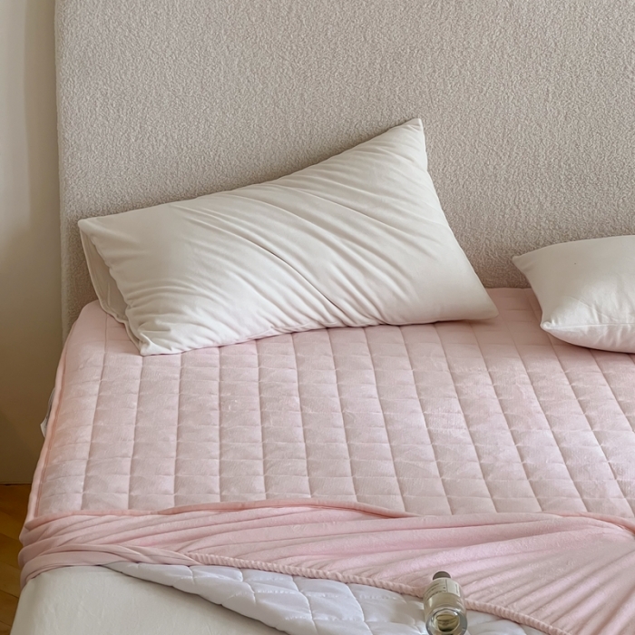 91家纺网 家纺一手货源 找家纺 三味舒屋 2024新款牛奶绒夹棉床笠 方格冰激淋粉