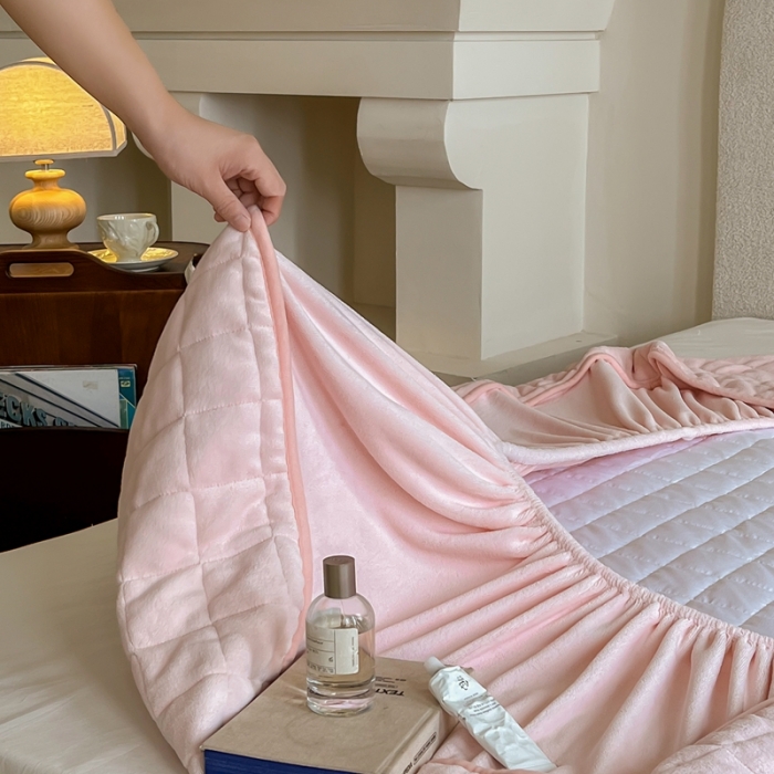 91家纺网 家纺一手货源 找家纺 三味舒屋 2024新款牛奶绒夹棉床笠 方格冰激淋粉