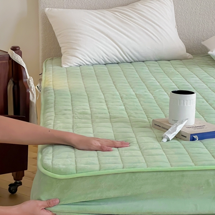 91家纺网 家纺一手货源 找家纺 三味舒屋 2024新款牛奶绒夹棉床笠 方格春绿