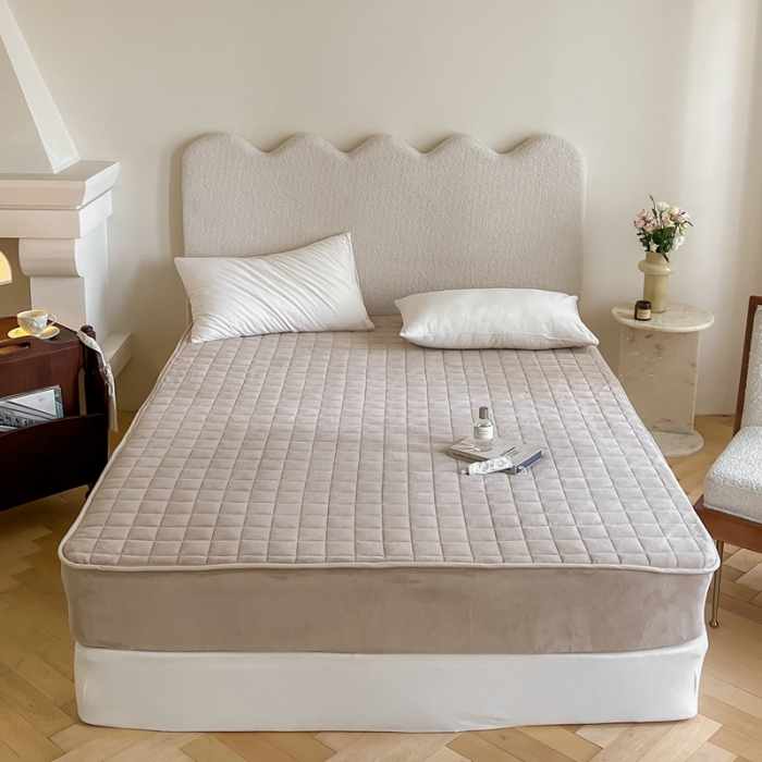 91家纺网 家纺一手货源 找家纺 三味舒屋 2024新款牛奶绒夹棉床笠 方格杏咖