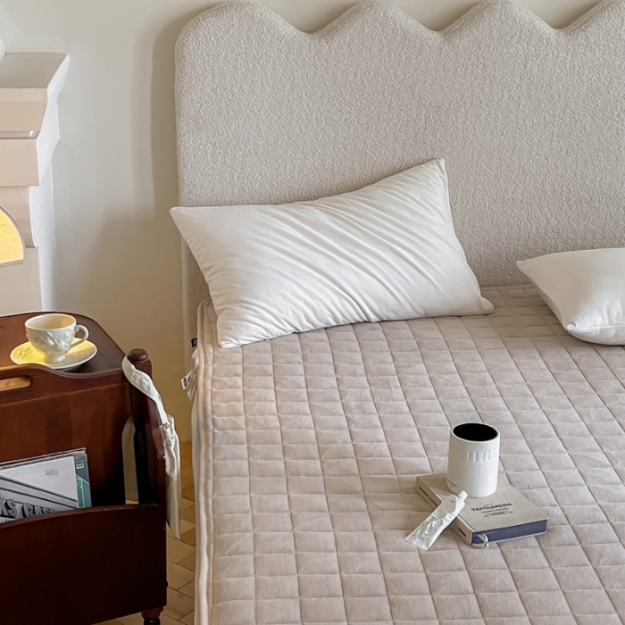 91家纺网 家纺一手货源 找家纺 三味舒屋 2024新款牛奶绒夹棉床笠 方格杏咖