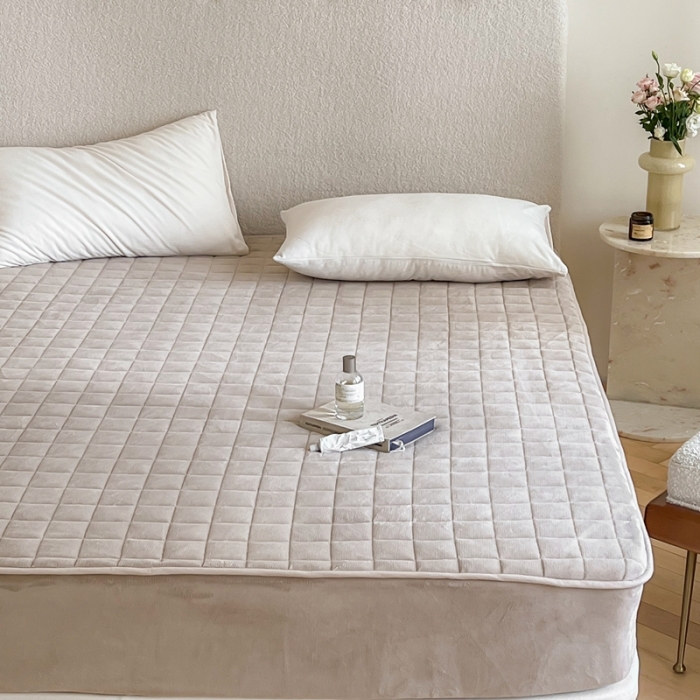 91家纺网 家纺一手货源 找家纺 三味舒屋 2024新款牛奶绒夹棉床笠 方格杏咖