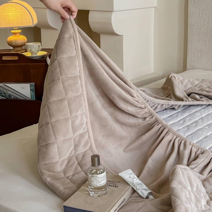 91家纺网 家纺一手货源 找家纺 三味舒屋 2024新款牛奶绒夹棉床笠 方格杏咖