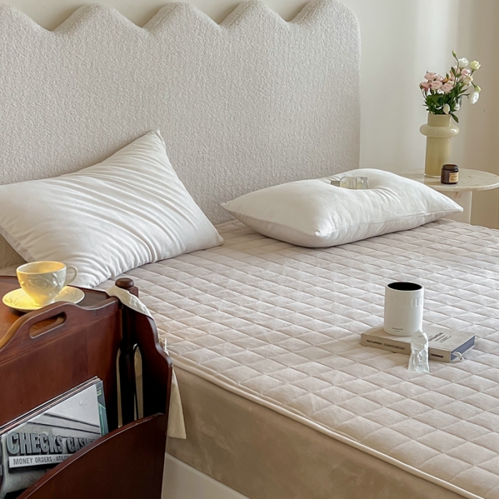 91家纺网 家纺一手货源 找家纺 三味舒屋 2024新款牛奶绒夹棉床笠 方格杏咖