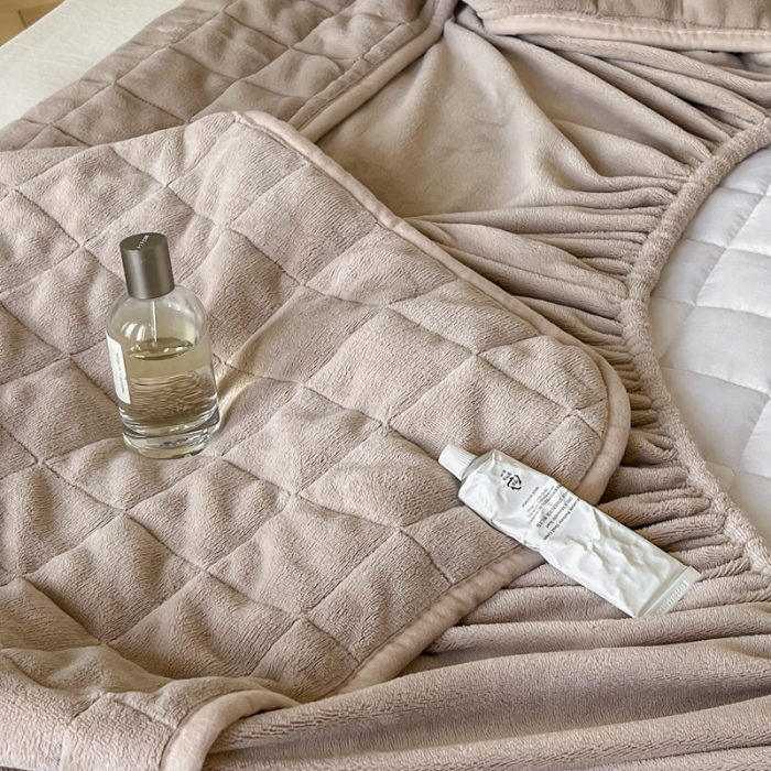 91家纺网 家纺一手货源 找家纺 三味舒屋 2024新款牛奶绒夹棉床笠 方格杏咖