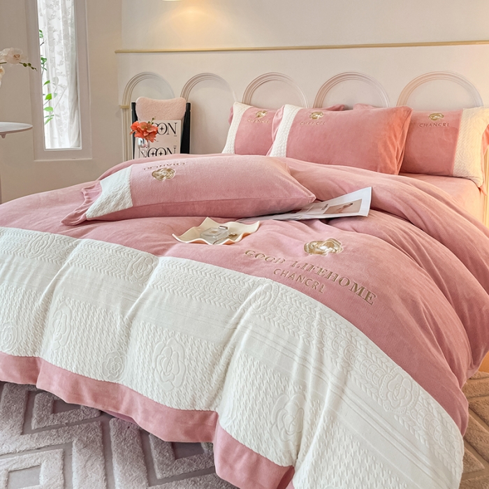 91家纺网 家纺一手货源 找家纺 娜娜 2023新款牛奶绒三拼轻奢风四件套