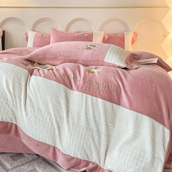 91家纺网 家纺一手货源 找家纺 娜娜 2023新款牛奶绒三拼轻奢风四件套 豆沙