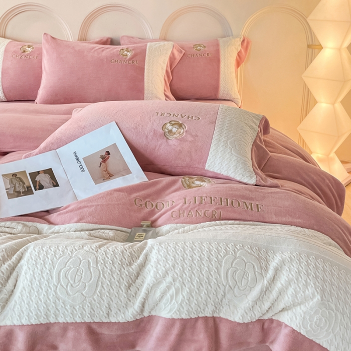 91家纺网 家纺一手货源 找家纺 娜娜 2023新款牛奶绒三拼轻奢风四件套 豆沙