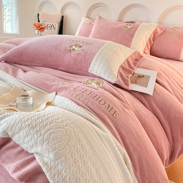 91家纺网 家纺一手货源 找家纺 娜娜 2023新款牛奶绒三拼轻奢风四件套 豆沙