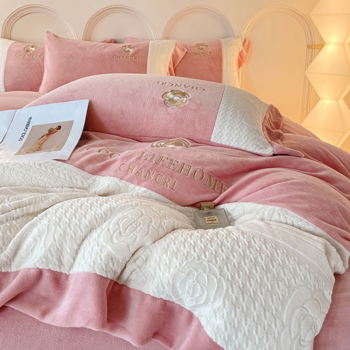 91家纺网 家纺一手货源 找家纺 娜娜 2023新款牛奶绒三拼轻奢风四件套 豆沙