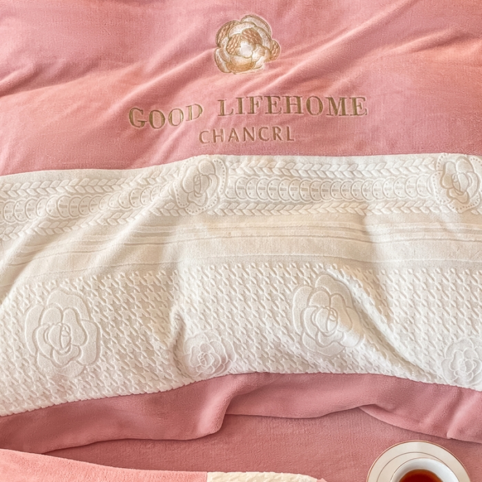 91家纺网 家纺一手货源 找家纺 娜娜 2023新款牛奶绒三拼轻奢风四件套 豆沙