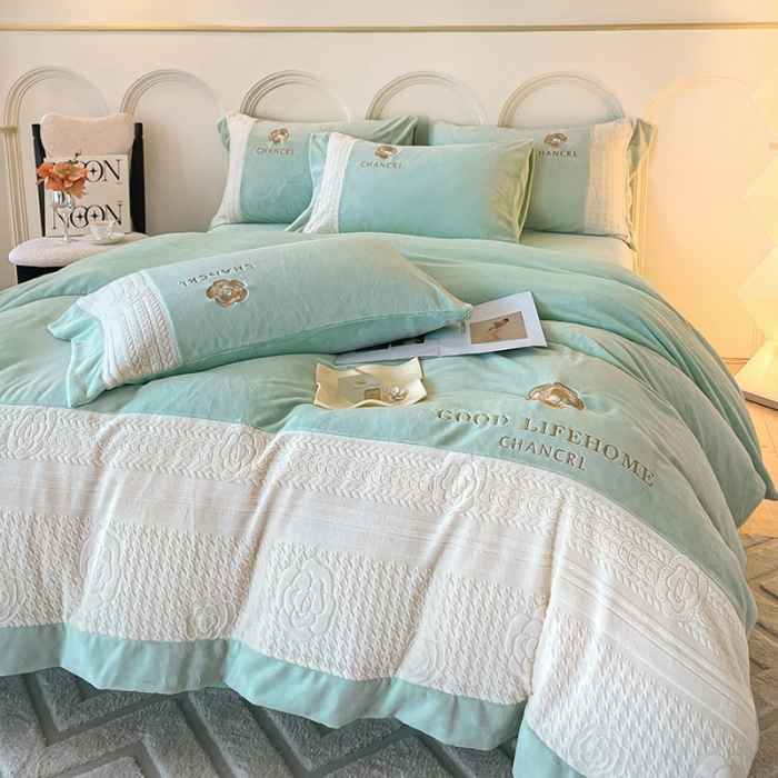 91家纺网 家纺一手货源 找家纺 娜娜 2023新款牛奶绒三拼轻奢风四件套 繁星蓝