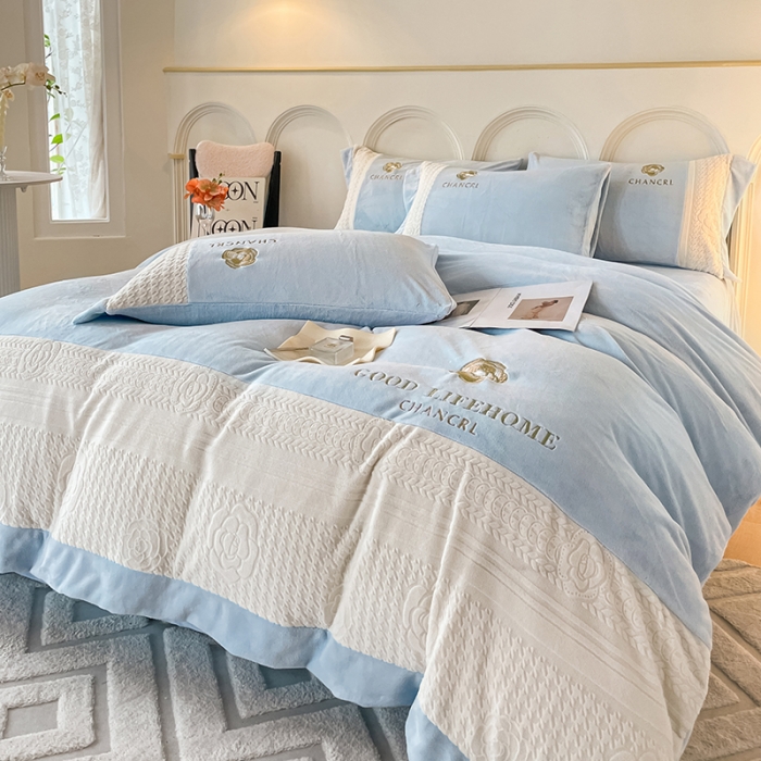 91家纺网 家纺一手货源 找家纺 娜娜 2023新款牛奶绒三拼轻奢风四件套 天空蓝