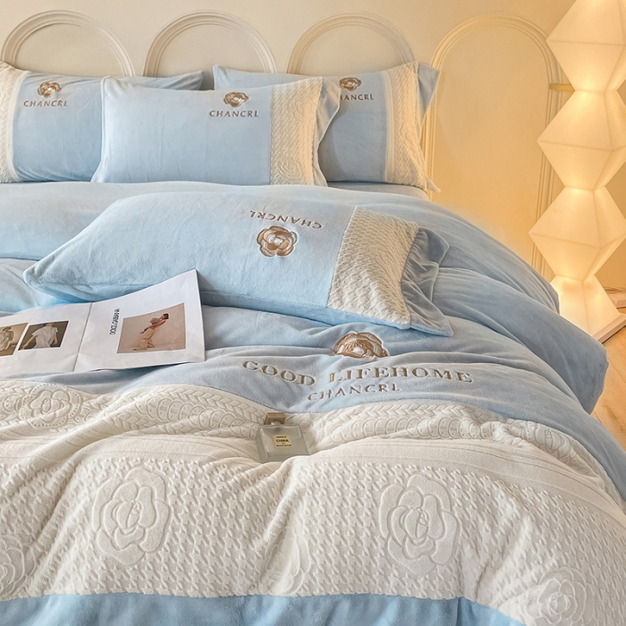 91家纺网 家纺一手货源 找家纺 娜娜 2023新款牛奶绒三拼轻奢风四件套 天空蓝