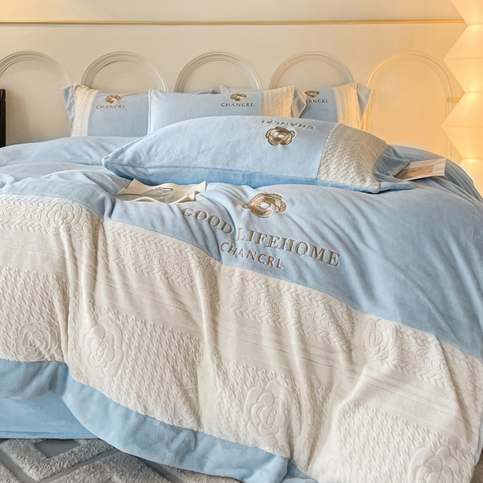 91家纺网 家纺一手货源 找家纺 娜娜 2023新款牛奶绒三拼轻奢风四件套 天空蓝