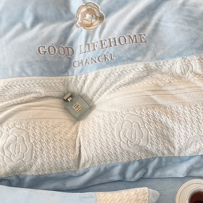 91家纺网 家纺一手货源 找家纺 娜娜 2023新款牛奶绒三拼轻奢风四件套 天空蓝