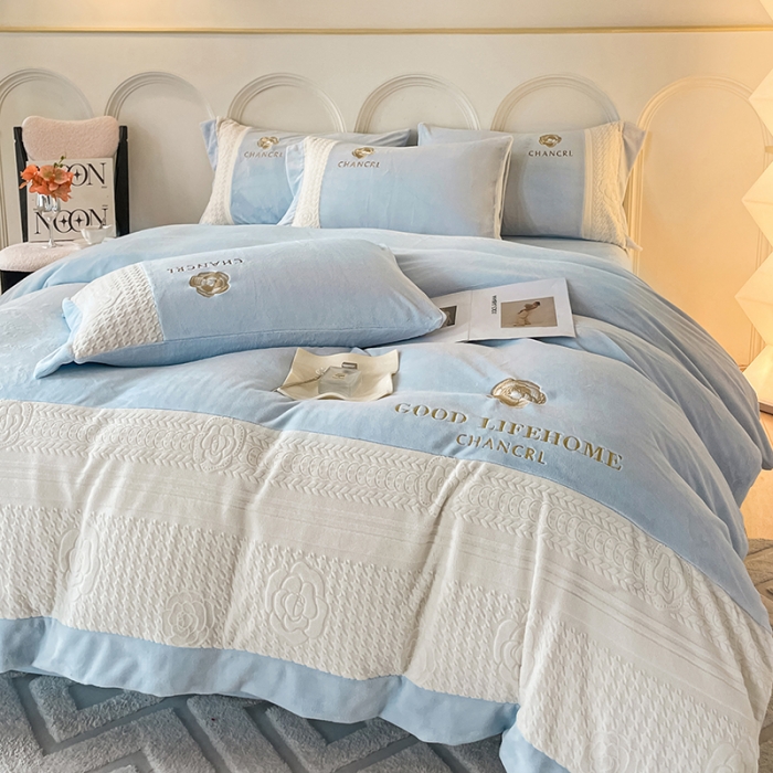 91家纺网 家纺一手货源 找家纺 娜娜 2023新款牛奶绒三拼轻奢风四件套 天空蓝