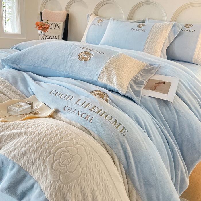 91家纺网 家纺一手货源 找家纺 娜娜 2023新款牛奶绒三拼轻奢风四件套 天空蓝